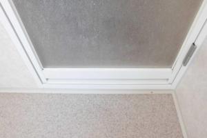 お風呂　ドア　コーキング